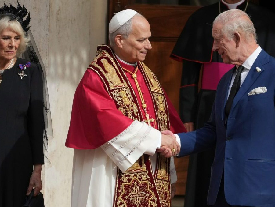 Na snímke britský kráľ Karol III. a kráľovná Kamila sa zdravia s pápežom Levom XIV.