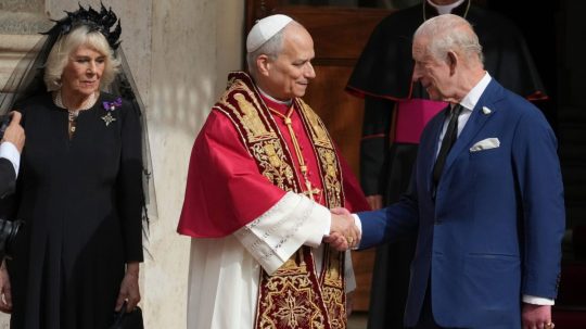 Na snímke britský kráľ Karol III. a kráľovná Kamila sa zdravia s pápežom Levom XIV.