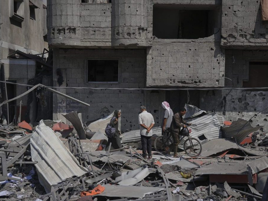 Na ilustračnej snímke ruiny po izraelskom útoku v Pásme Gazy.