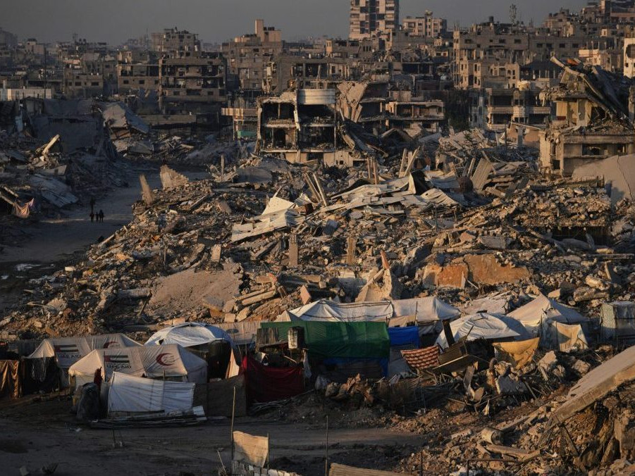 Na ilustračnej snímke pohľad na zničené mesto v Pásme Gazy.