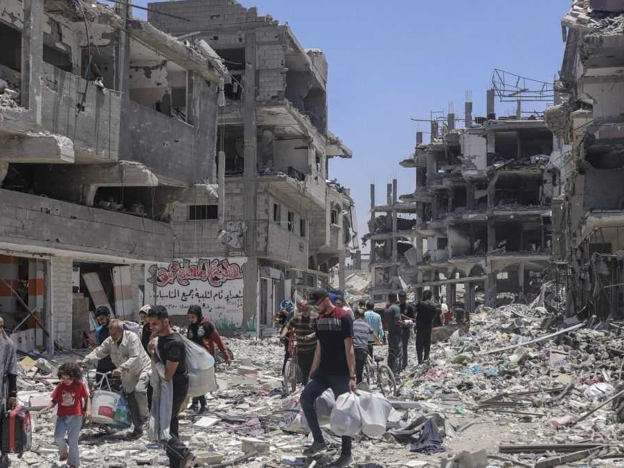 Na ilustračnej snímke zničené budovy v Pásme Gazy.