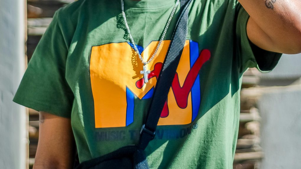 Na snímke osoba v tričku s logom MTV.