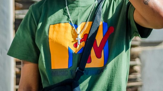 Na snímke osoba v tričku s logom MTV.