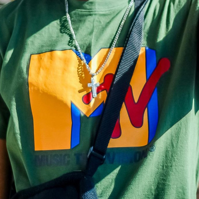 Na snímke osoba v tričku s logom MTV.