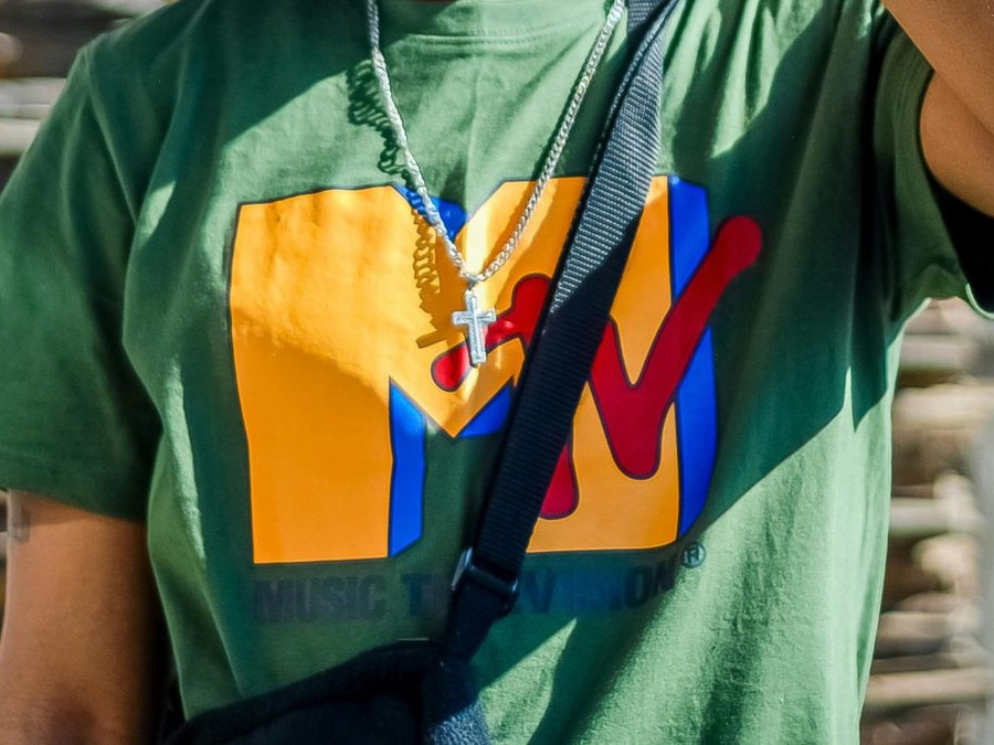 Na snímke osoba v tričku s logom MTV.