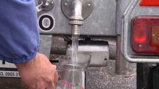 Na ilustračnej snímke muž naberá vodu z cisterny.