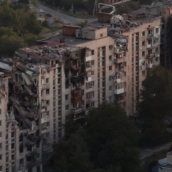 Na archívnej snímke zničené budovy v Pokrovsku.