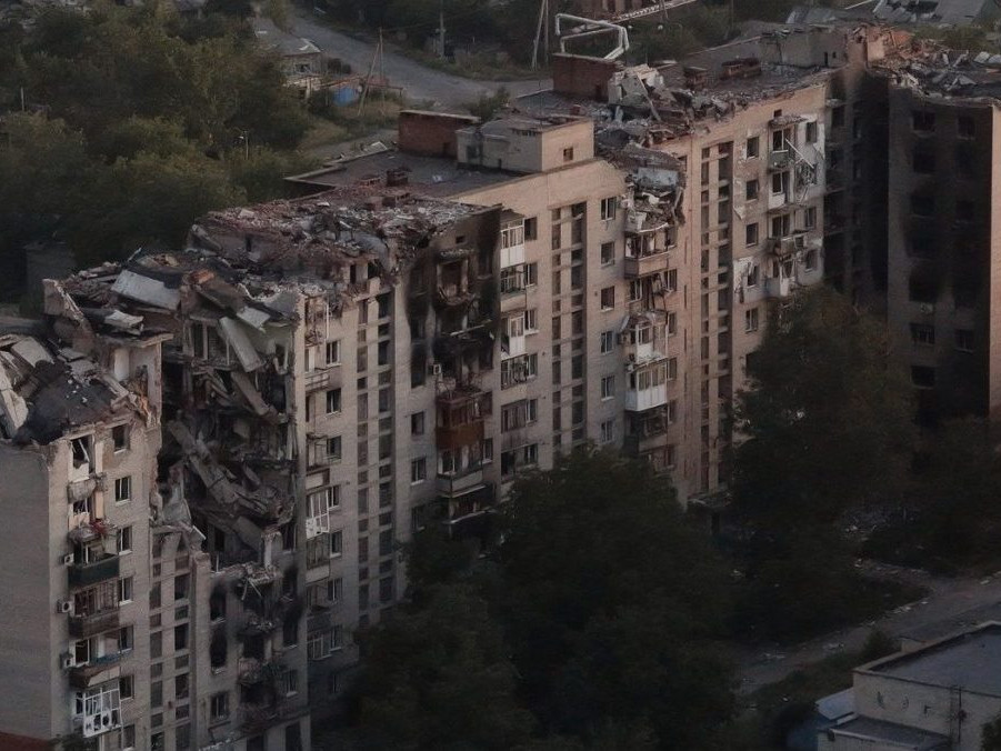 Na archívnej snímke zničené budovy v Pokrovsku.