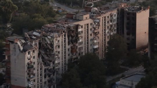 Na archívnej snímke zničené budovy v Pokrovsku.