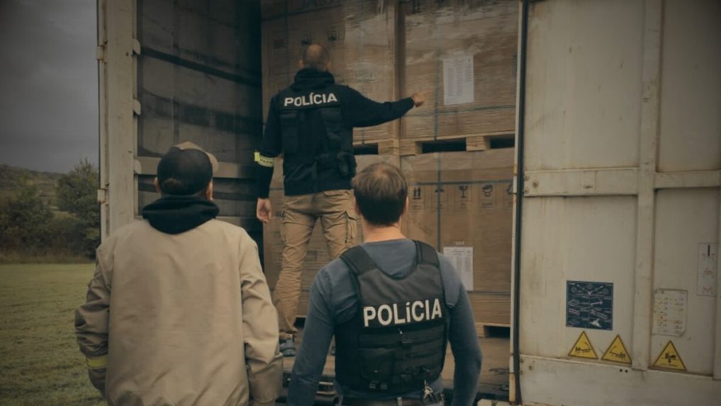 Na snímke polícia zaisťuje solárne panely.