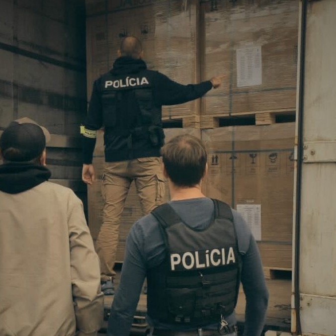 Na snímke polícia zaisťuje solárne panely.