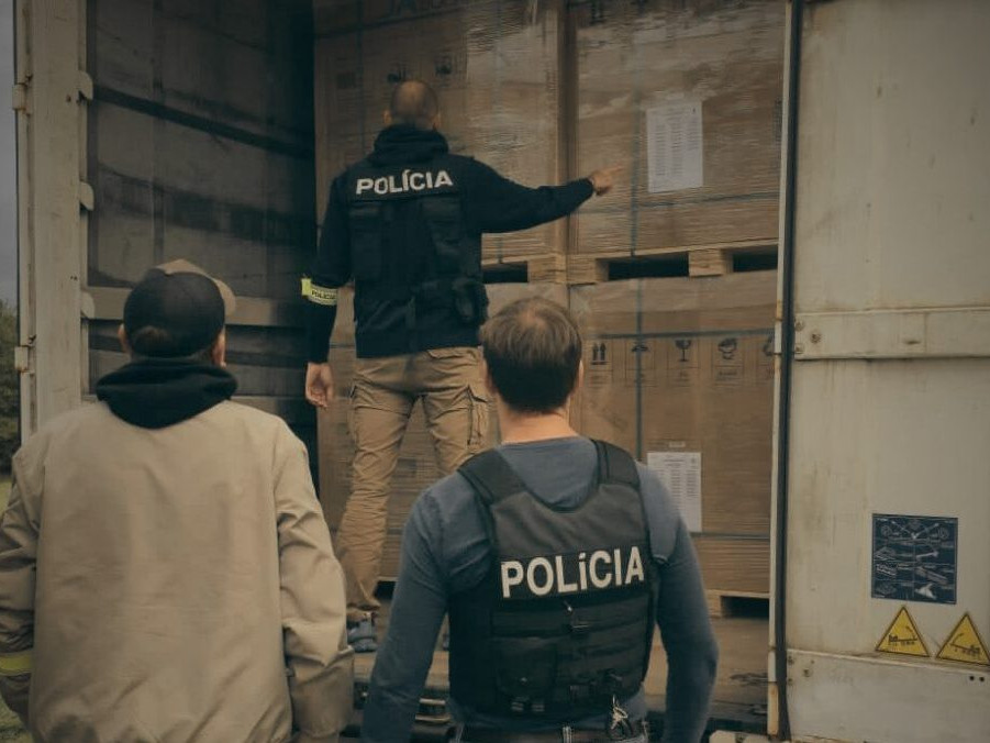 Na snímke polícia zaisťuje solárne panely.