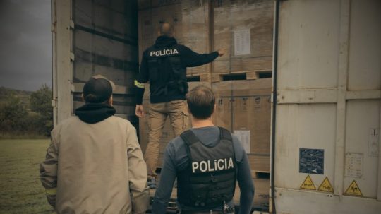 Na snímke polícia zaisťuje solárne panely.