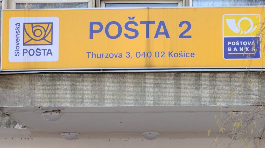 Na snímke muž vchádza na pobočku Slovenskej pošty.