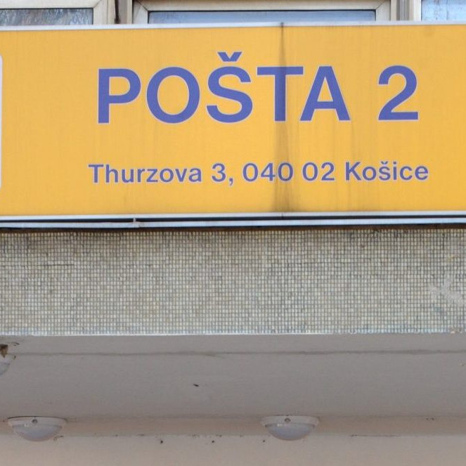 Na snímke muž vchádza na pobočku Slovenskej pošty.