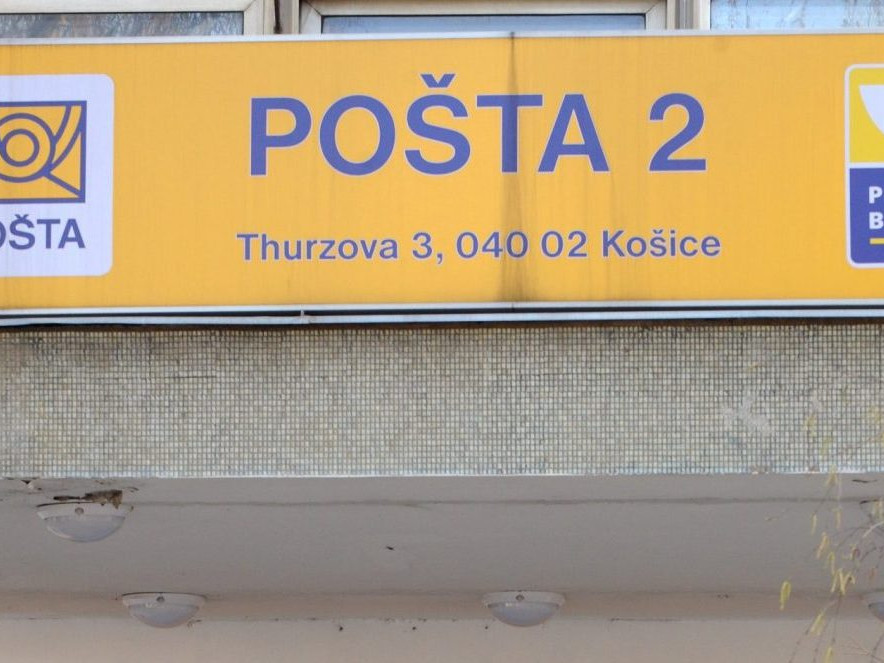 Na snímke muž vchádza na pobočku Slovenskej pošty.