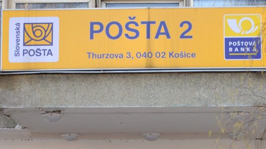 Na snímke muž vchádza na pobočku Slovenskej pošty.