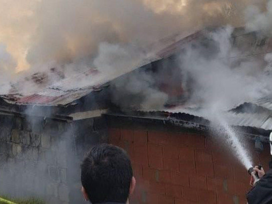 Na snímke hasič pri požiari v Lomničke.