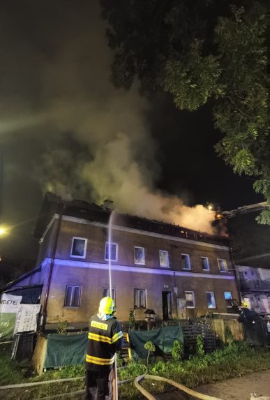 Na snÃƒÂ­mke poÃ…Â¾iar bytovky v Ã…Â½iline. 