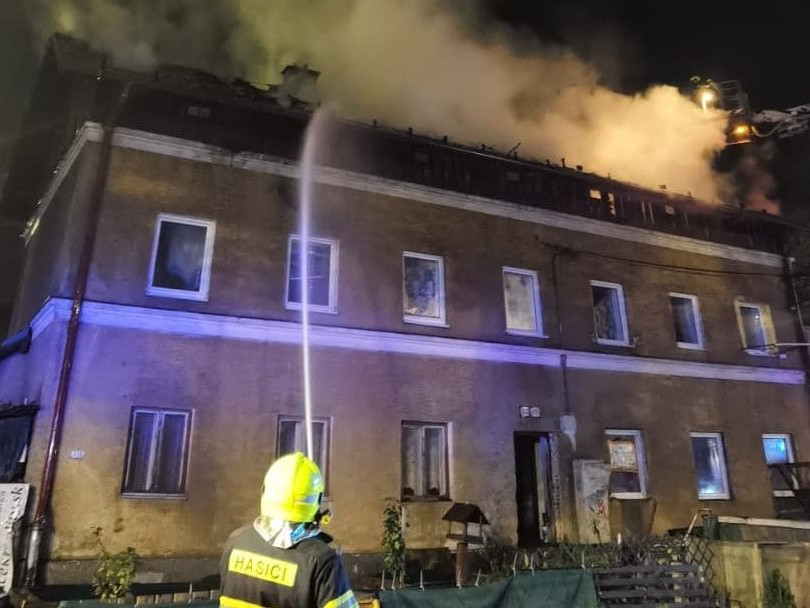 Na snímke požiar bytovky v Žiline.