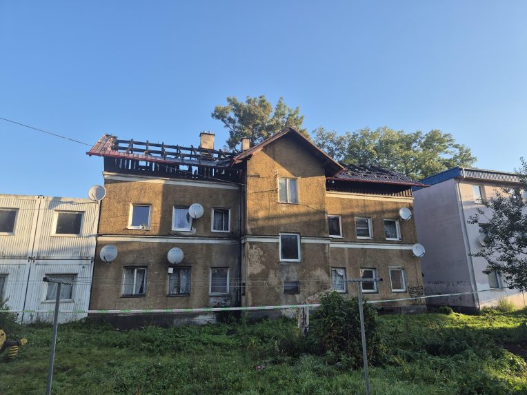 Na snÃƒÂ­mke bytovka po poÃ…Â¾iari.