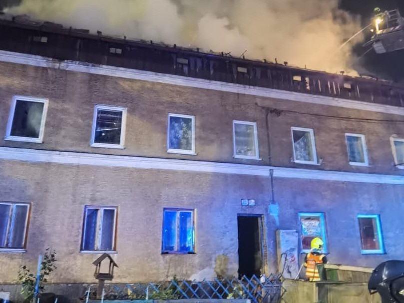 Na snímke požiar bytovky v Žiline.