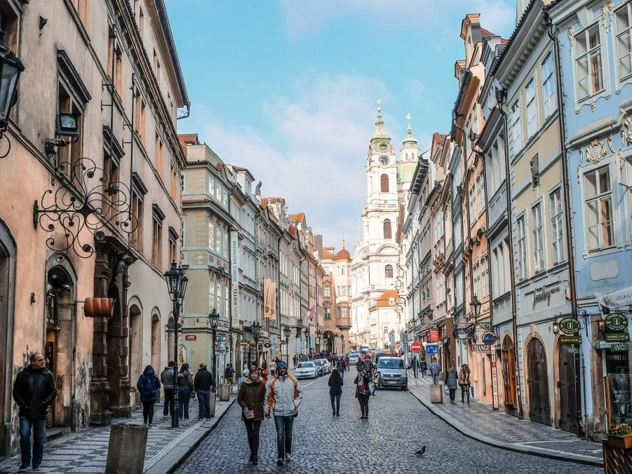 Na ilustračnej snímke ľudia na ulici v Prahe.