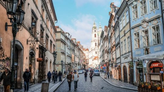 Na ilustračnej snímke ľudia na ulici v Prahe.