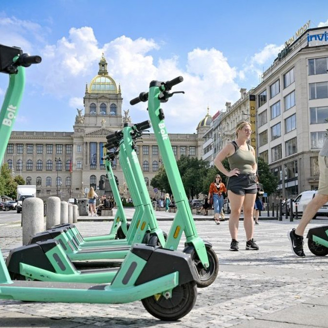 Na snímke zdieľané kolobežky na Václavskom námestí.