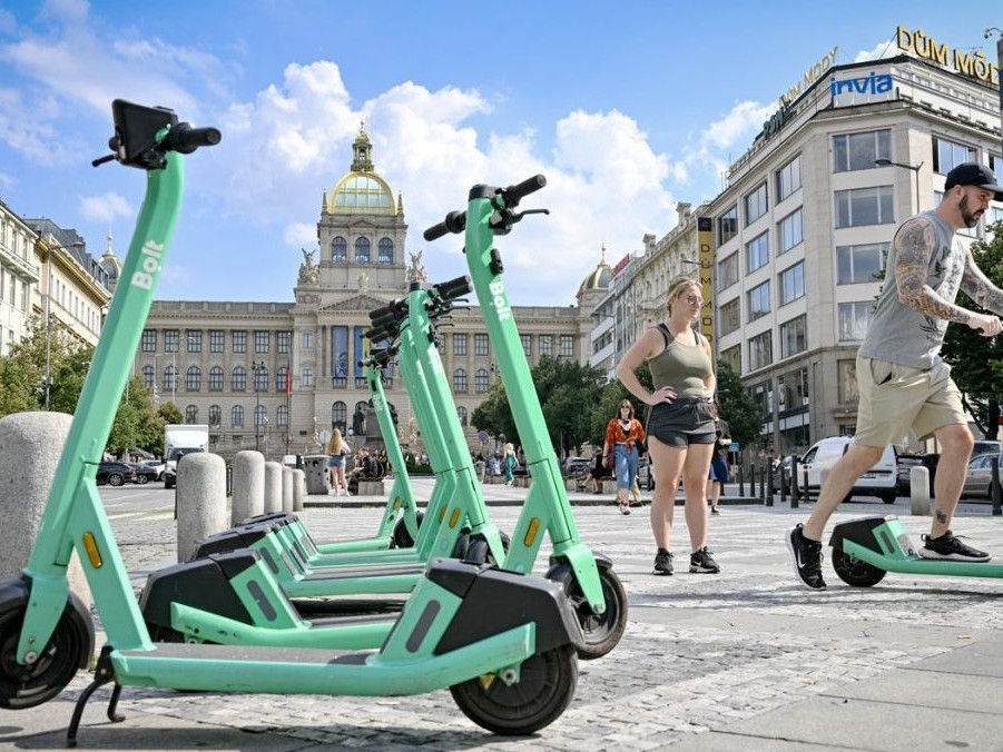 Na snímke zdieľané kolobežky na Václavskom námestí.