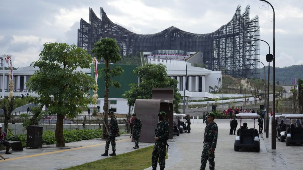 Vojaci pred novým prezidentským palácom v Nusantare.