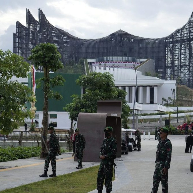 Vojaci pred novým prezidentským palácom v Nusantare.