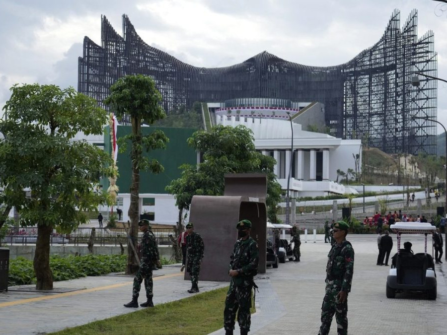 Vojaci pred novým prezidentským palácom v Nusantare.