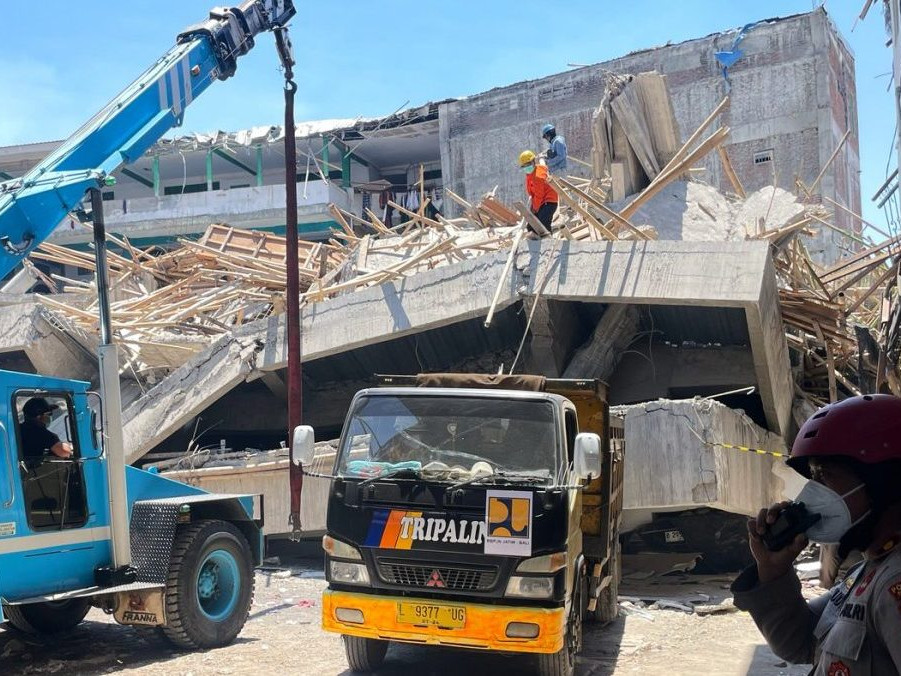 Na snímke zrútená škola v Indonézii.