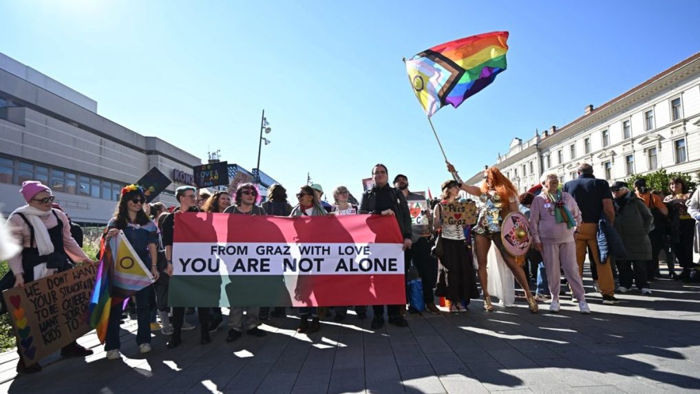 Ľudia s LGBT+ vlajkami na pochode Pride v Pécsi.