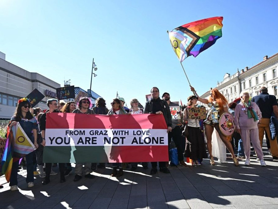 Ľudia s LGBT+ vlajkami na pochode Pride v Pécsi.