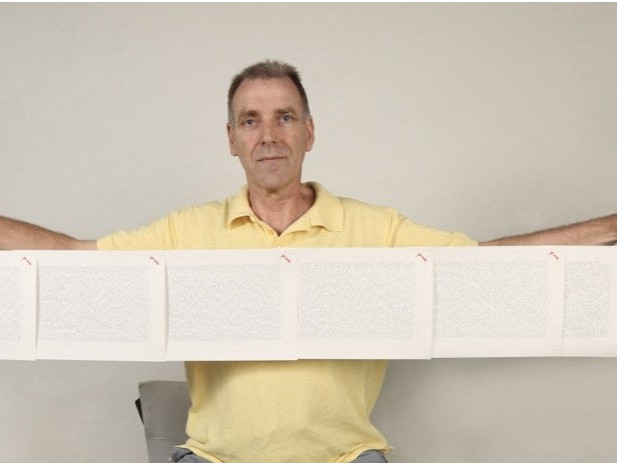 Na snímke je držiteľ najdlhšieho osobného mena na svete so šiestimi stranami papiera, na ktorých je vypísané jeho celé meno.