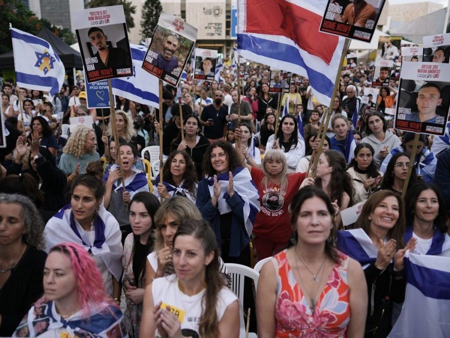 Na snímke ľudia v Tel Avive.