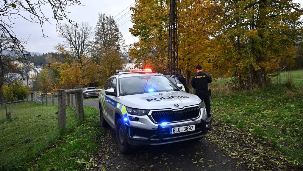 Streľba na severe Česka: Na mieste sú dvaja mŕtvi a jeden ťažko zranený, polícia podozrivého zadržala