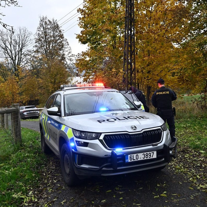 Streľba na severe Česka: Na mieste sú dvaja mŕtvi a jeden ťažko zranený, polícia podozrivého zadržala