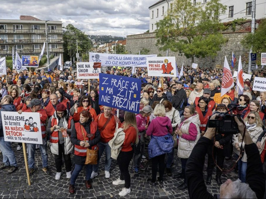 ľudia protestujú