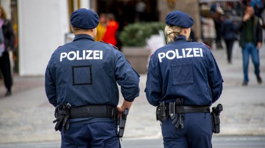 Na snímke je dvojica rakúskych policajných príslušníkov v uniforme s nápisom POLIZEI.
