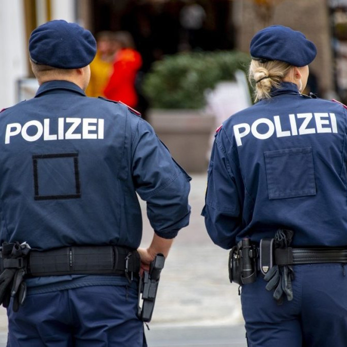 Na snímke je dvojica rakúskych policajných príslušníkov v uniforme s nápisom POLIZEI.