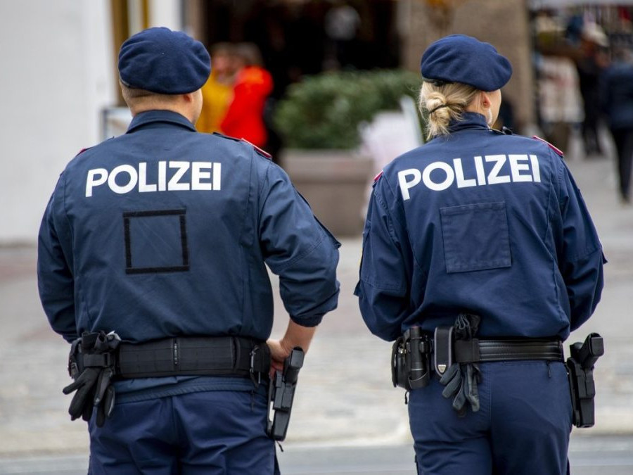 Na snímke je dvojica rakúskych policajných príslušníkov v uniforme s nápisom POLIZEI.