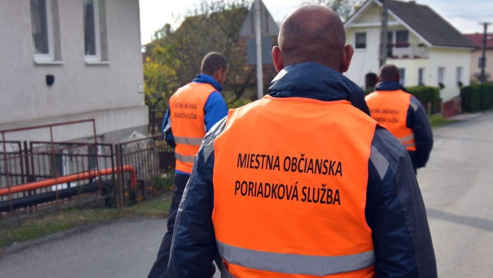 Príslušník miestnej občianskej poriadkovej služby vo Varhaňovciach.