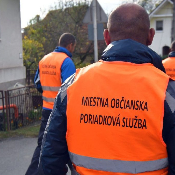 Príslušník miestnej občianskej poriadkovej služby vo Varhaňovciach.