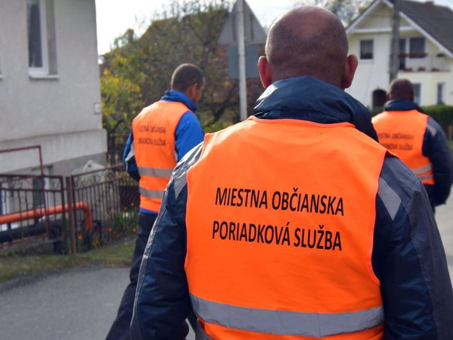 Príslušník miestnej občianskej poriadkovej služby vo Varhaňovciach.