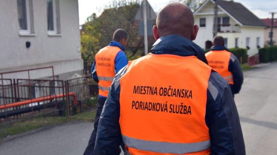 Príslušník miestnej občianskej poriadkovej služby vo Varhaňovciach.