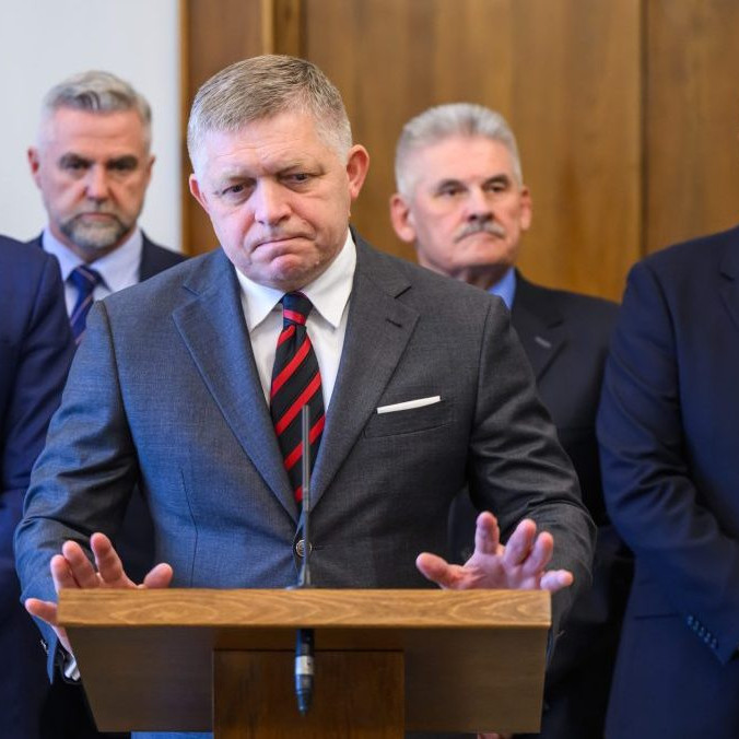 Na snímke Robert Fico a členovia vlády.