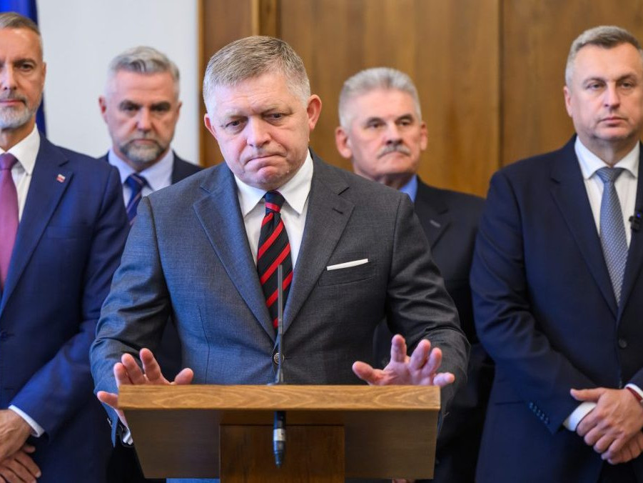 Na snímke Robert Fico a členovia vlády.